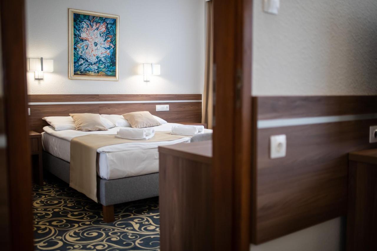 Hotel Arpad Tatabanya Exterior photo