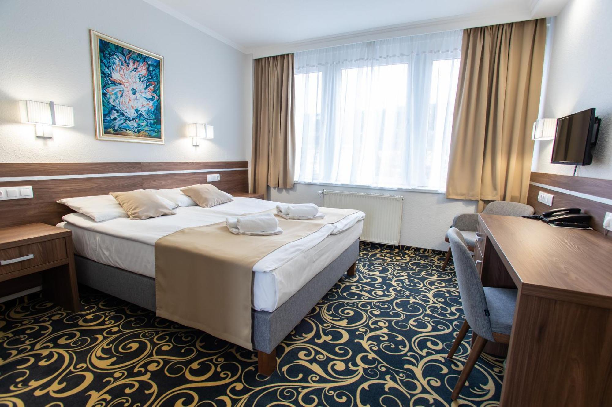 Hotel Arpad Tatabanya Exterior photo