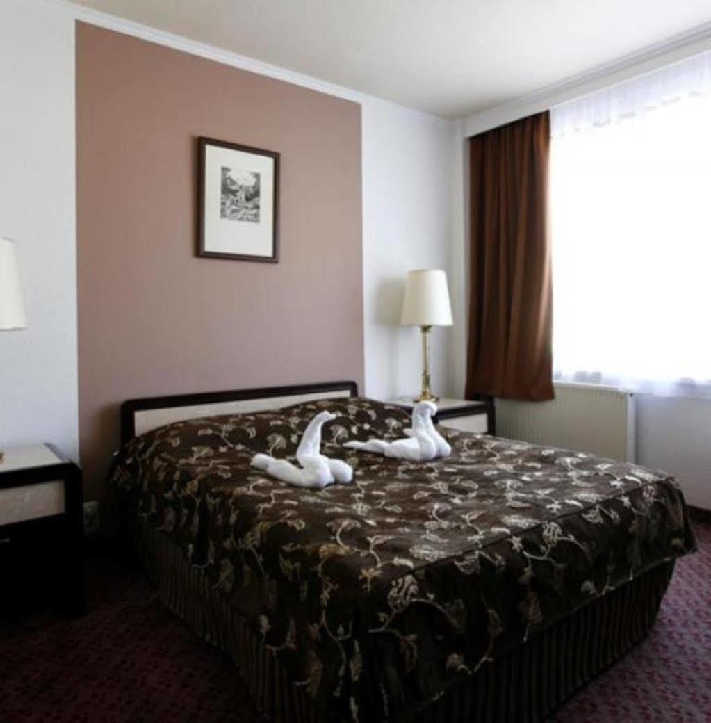 Hotel Arpad Tatabanya Exterior photo